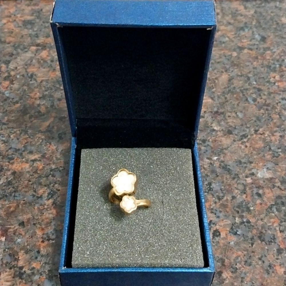 Goldtone Double Enamel Clover Ring...Size 7